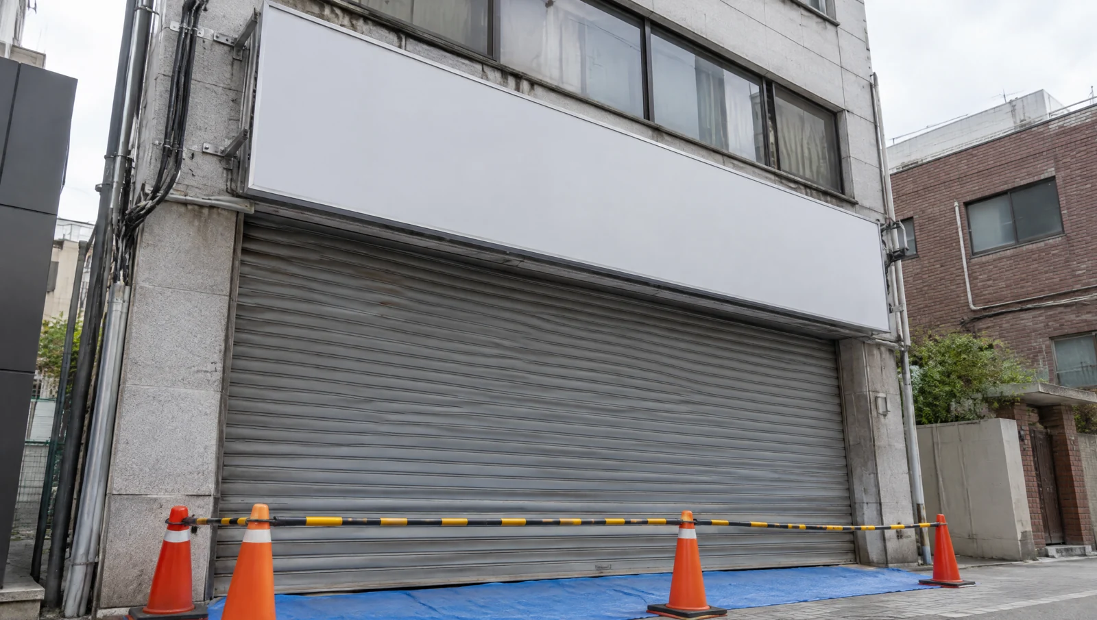 간판 철거 비용 검토용 간판 철거 전 고정 위치를 살펴보는 상가 외관